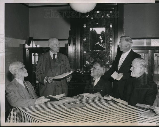 1937 Press Photo Rev. E.J. Alxin Standing Teaching A Class In Philosophy - Historic Images