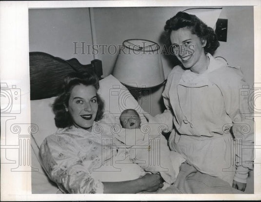 1945 Press Photo Seargant Arch MacDonald Wife Janet Morilla Vick New York - Historic Images