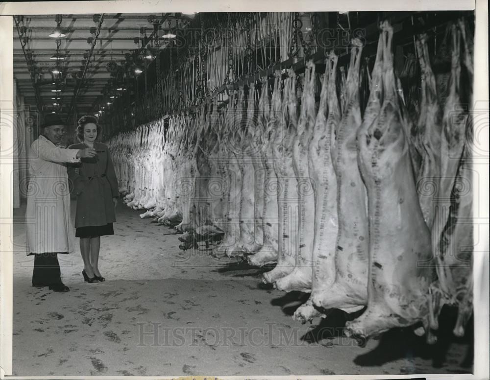 1946 Press Photo Chicago, Ill. Armour &amp; Co meat Co. Herb Wall, L DeRuntz - Historic Images