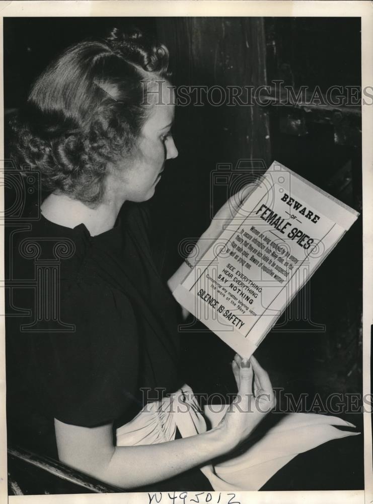 1939 Press Photo Louise Knight Reads Sign Posted In Navy Department Offices - Historic Images