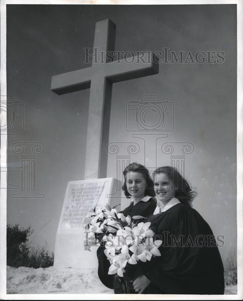 1959 Press Photo Two women in front of cross at Santa Rosa Island - Historic Images