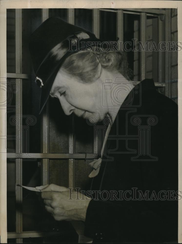 1939 Press Photo Daisy Tegtmeyer Examines Release Papers Received - Historic Images