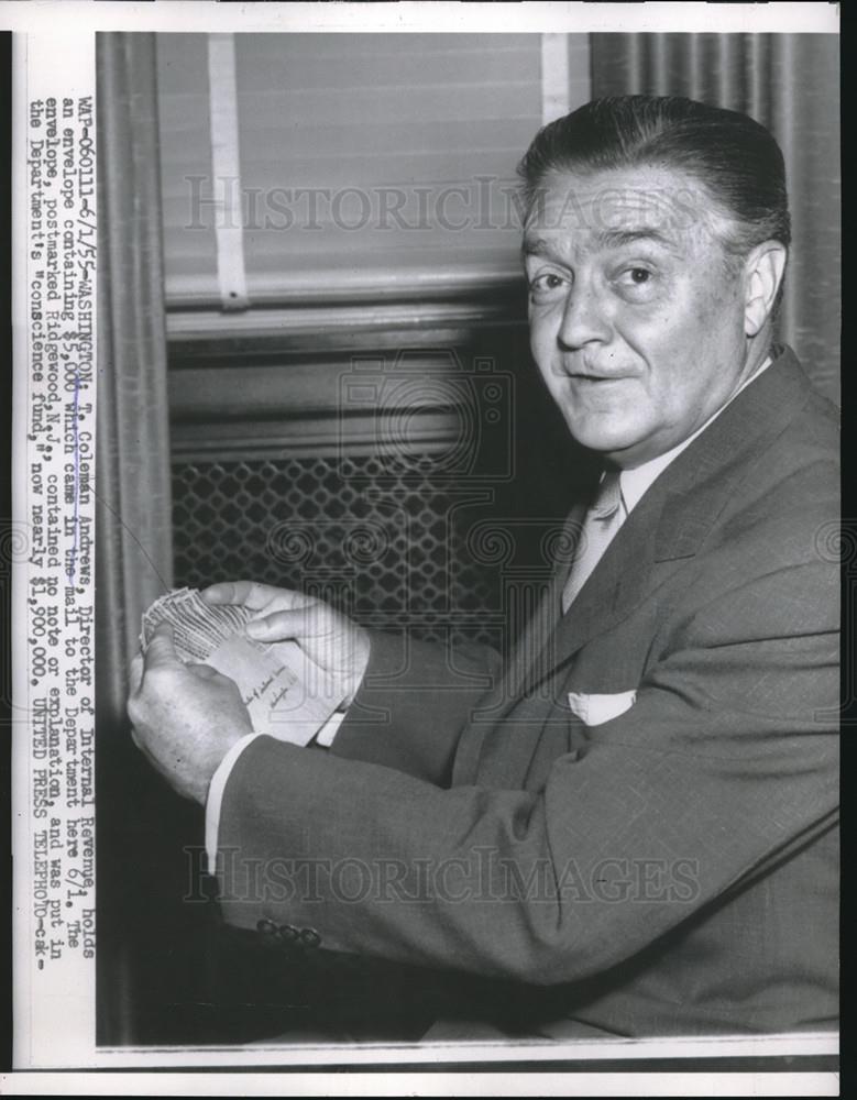 1955 Press Photo T. Coleman Andrews Director Of Internal Revenue Holds Envelope - Historic Images