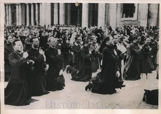 1940 Press Photo Priests & students kneeling as receive blessing Pope Pius XII - Historic Images