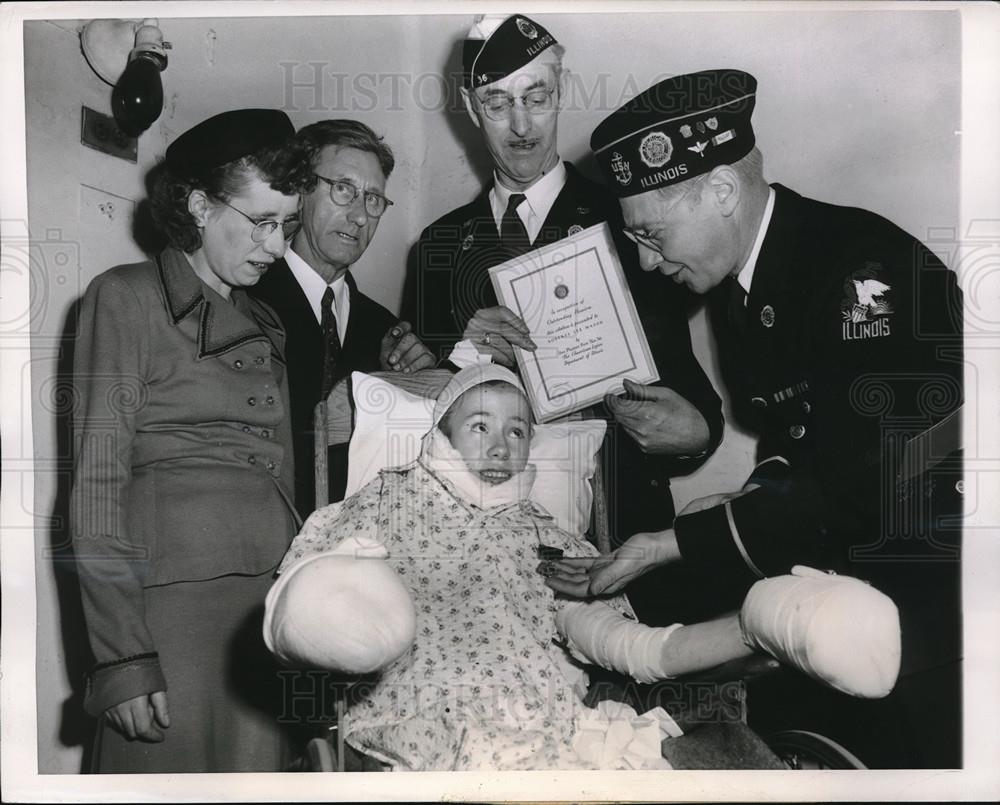 1949 Press Photo Roberta lee mason Receives Medal and Citation - Historic Images