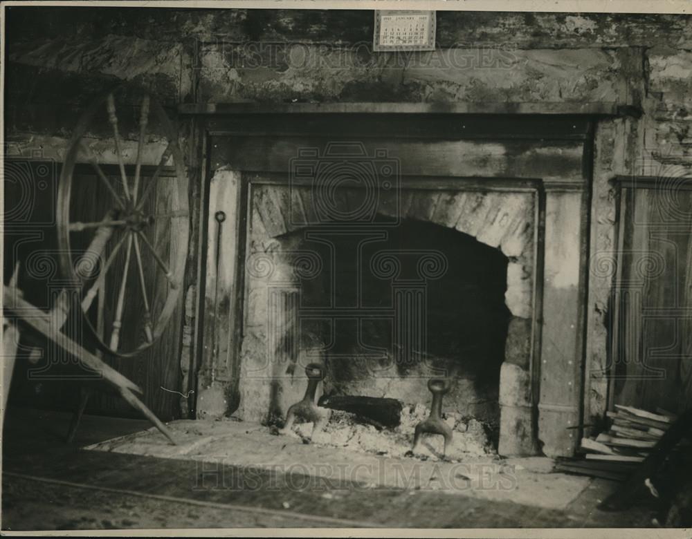 1925 Press Photo open fireplace in a one room antique log cabin - neb71508 - Historic Images
