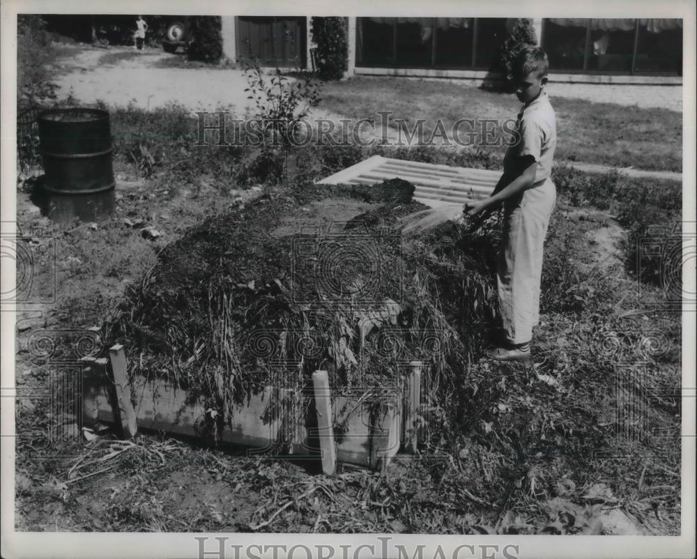 1951 Press Photo Compost pile that should be kept moist for decomposition - Historic Images