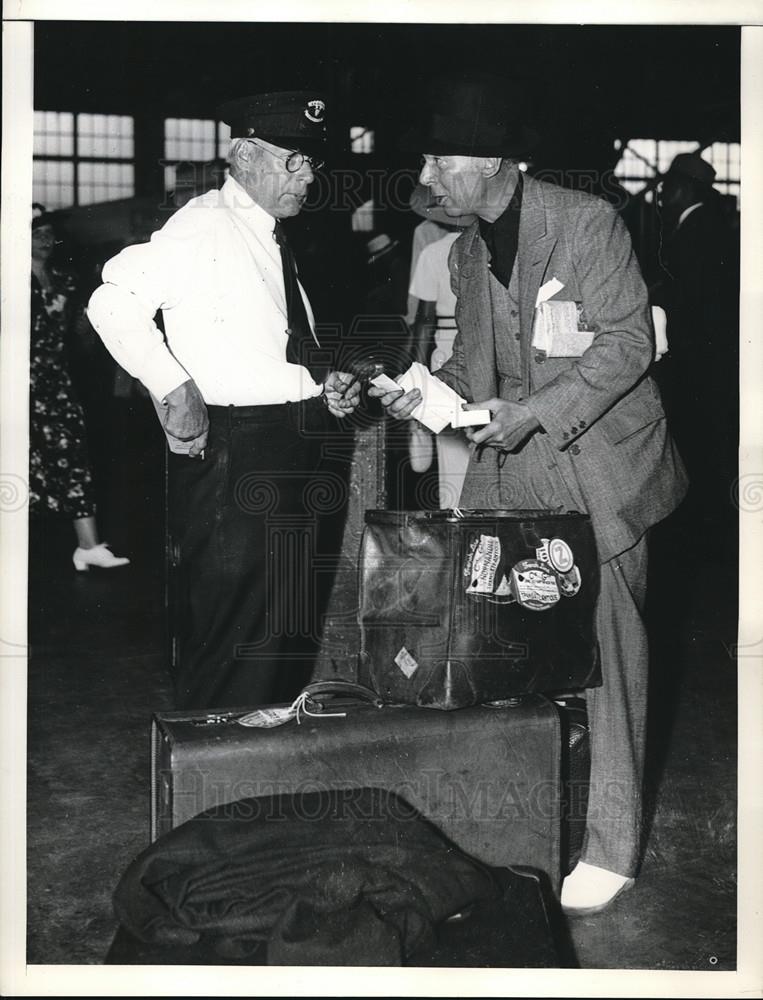 1937 Press Photo NYC, Asbestos millionaire Tommy Manville at customs - Historic Images