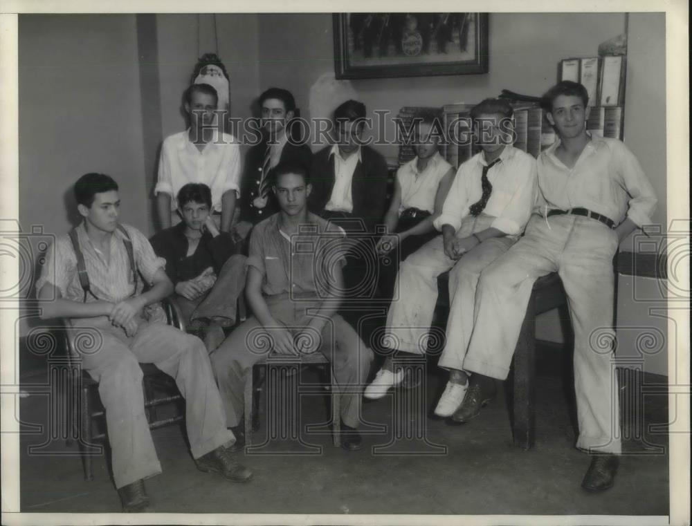 1935 Press Photo Students being questioned in the poisoning of another student - Historic Images