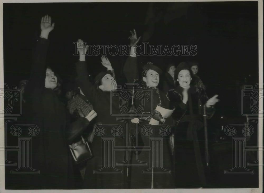 1939 Press Photo Spanish Girls Welcome Quinoles De Leon - Historic Images