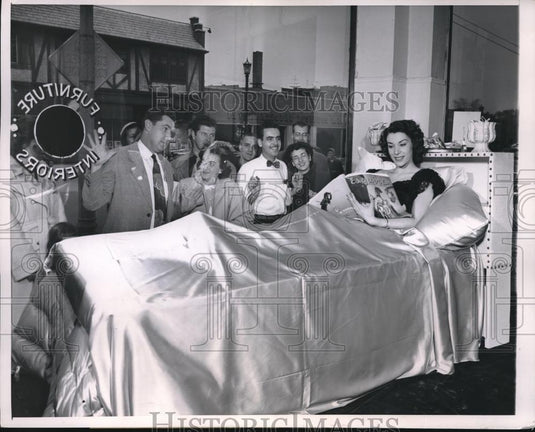 1951 Press Photo Chicago, Dale Rodney at Kay's Interiors window display - Historic Images
