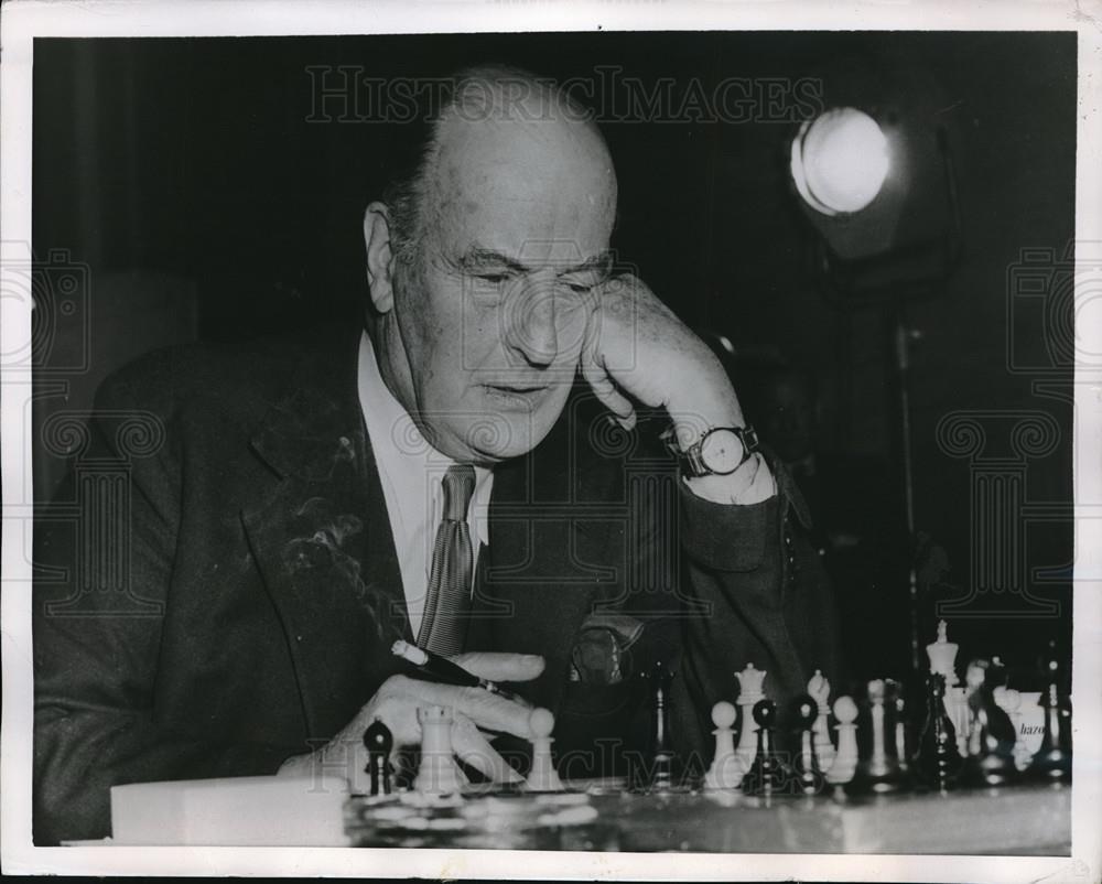 1956 Press Photo Lord Brabazon of Tara playing chess in London - Historic Images