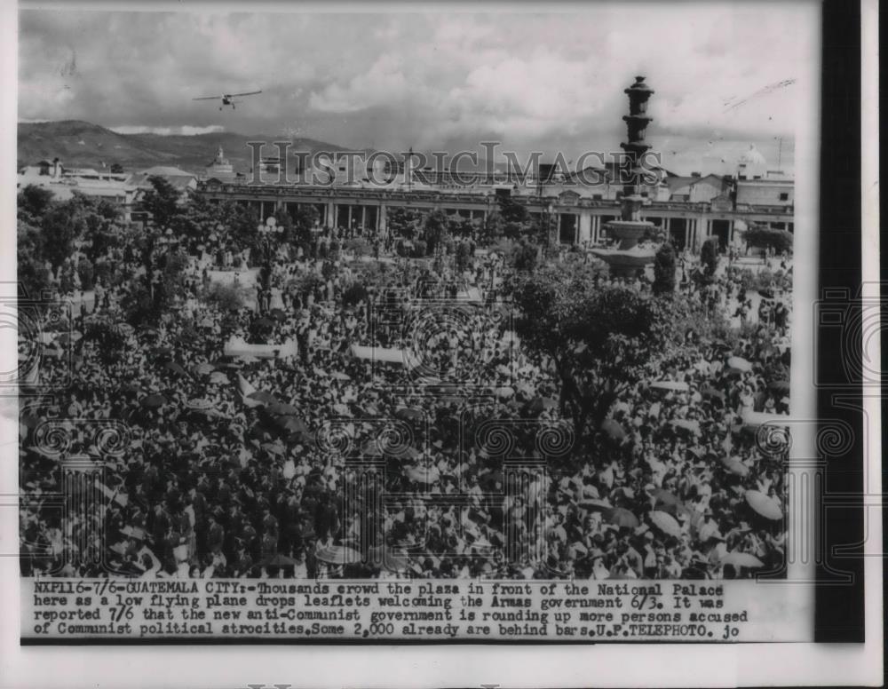 1954 Press Photo Croed Gathers Outside National Palace In Guatemala City - Historic Images