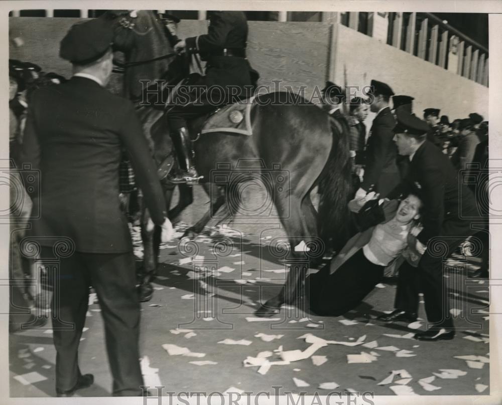 1937 Press Photo Helen Tolwinski with her foot crushed under mounted cop&#39;s horse - Historic Images