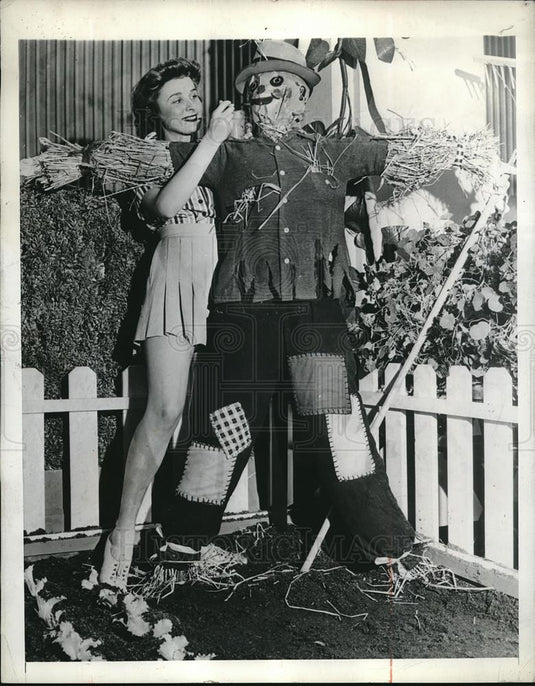 1943 Press Photo Katherine Traey at Victory Garden Guardian & Mr Scarecrow - Historic Images