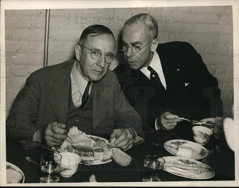 1939 Press Photo F.H. Hawley of Ohio Farmers Inc. Co. and Agent W.F. Kyle - Historic Images