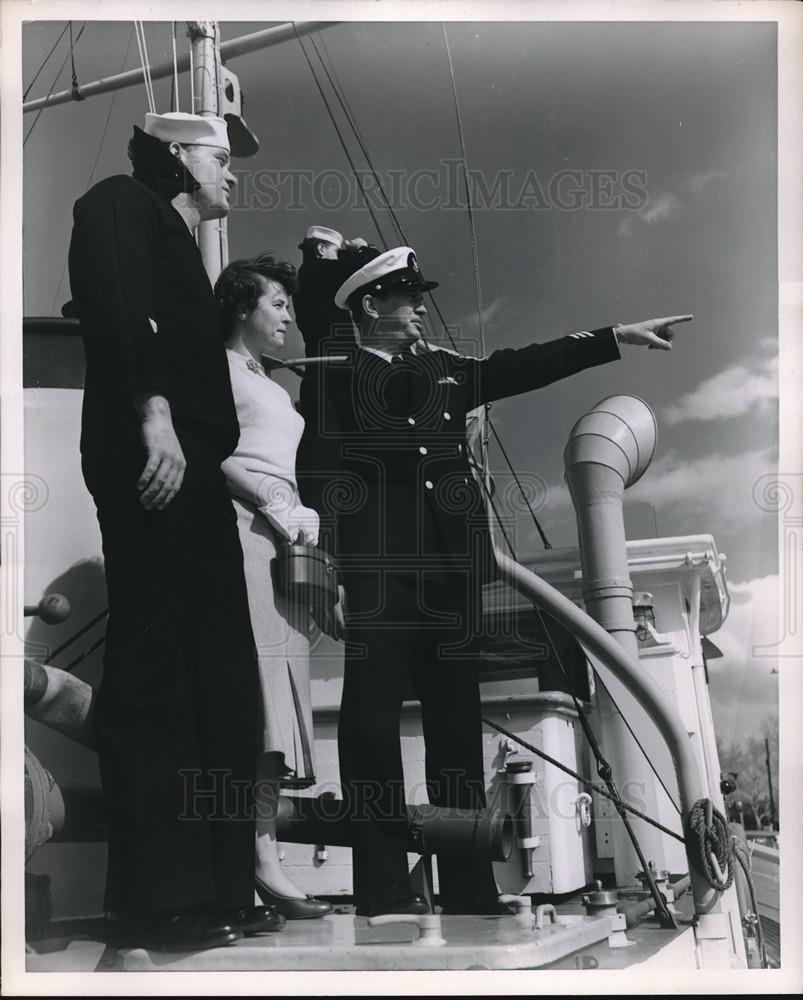 1955 Press Photo US Coast Guard Personnel at Open House for Visitors - Historic Images