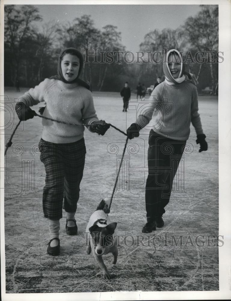 1962 Press Photo Wimbledon, England Jane Harvey, Selina Coke &amp; their dog - Historic Images