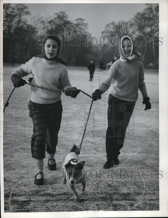 1962 Press Photo Wimbledon, England Jane Harvey, Selina Coke & their dog - Historic Images