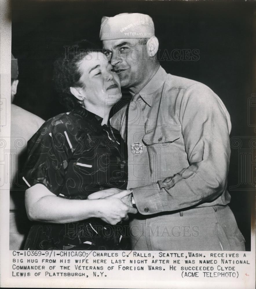 1950 Press Photo Charles C. Ralls Receives Big Hug From His Wife - Historic Images