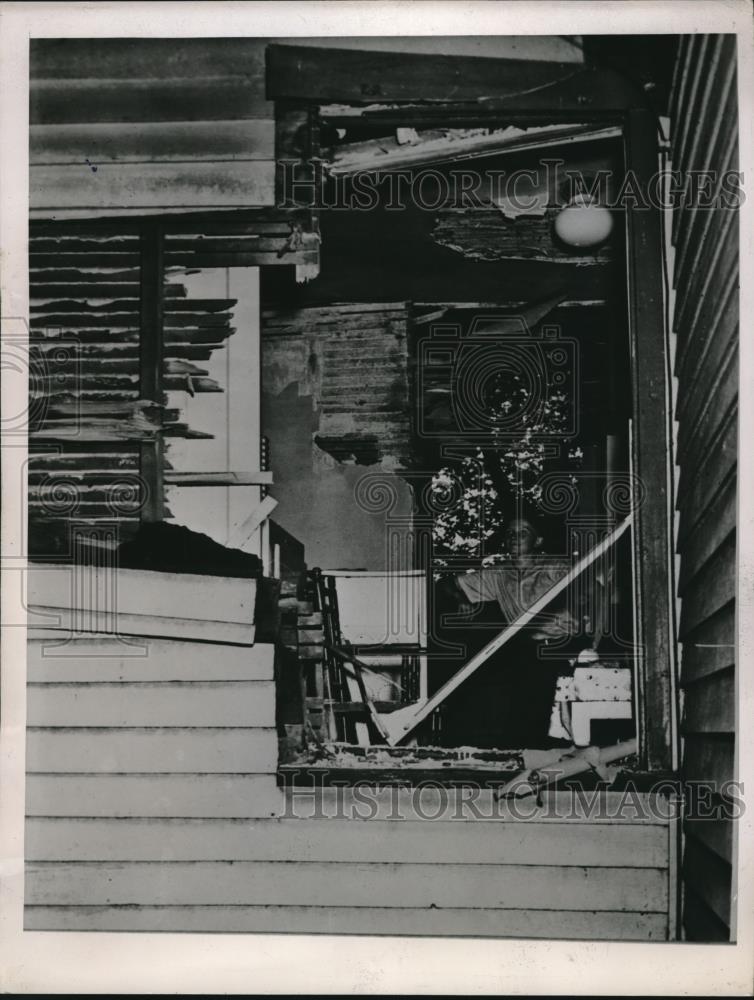 1947 Press Photo James Waugh examines damage to home Navy plane crashed into - Historic Images