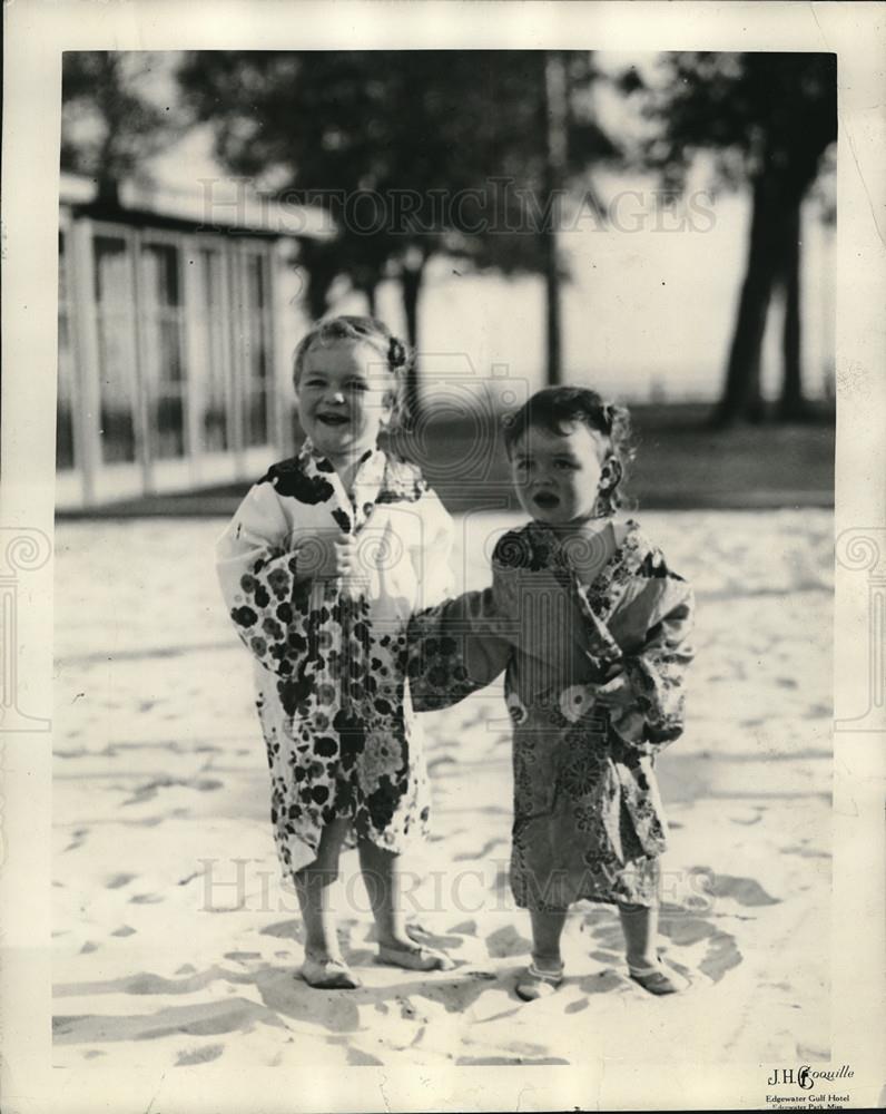 1930 Press Photo Joan and Nancy Clement in bath robes of Edgewater Gulf hotel - Historic Images