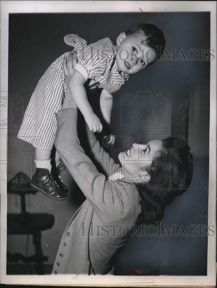 1945 Press Photo Alma Jones Greets Son Dennis in Court Room After Abandonment - Historic Images