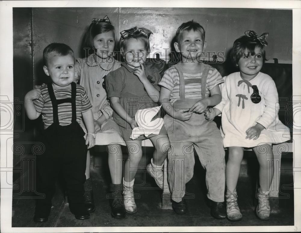 1946 Press Photo Group of 5 Out of 20 War Orphans Arriving in New York - Historic Images