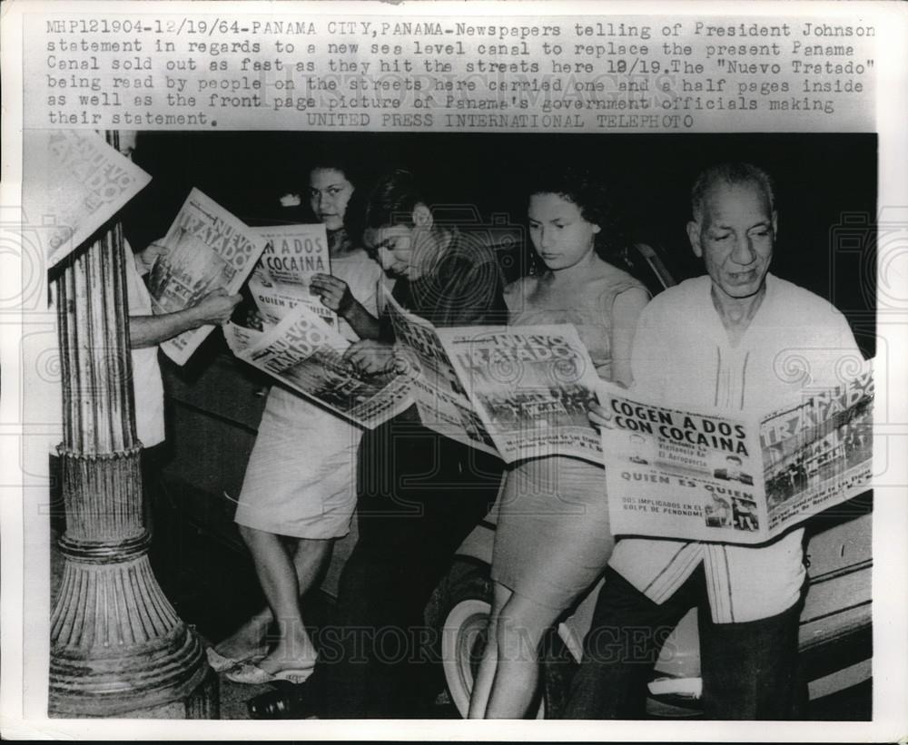 1964 Press Photo Panama City Panama Read Papers of Pres Johnson Regard for Canal - Historic Images