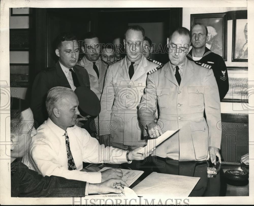 1945 Press Photo Governor Tire Rubber Co President EJ Thomas Strikes - neb93002 - Historic Images