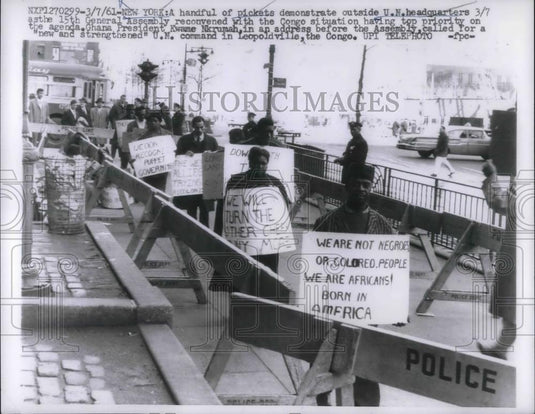 1961 Press Photo NYC, pickets demonstrate at the UN building vs Congo situation - Historic Images