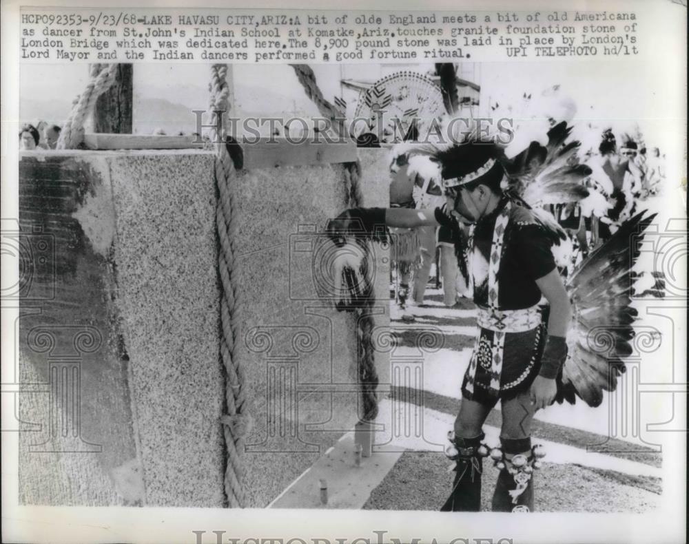 1968 Press Photo Lake Hacasu, Ariz, American Indian dancer at St John&#39;s school - Historic Images