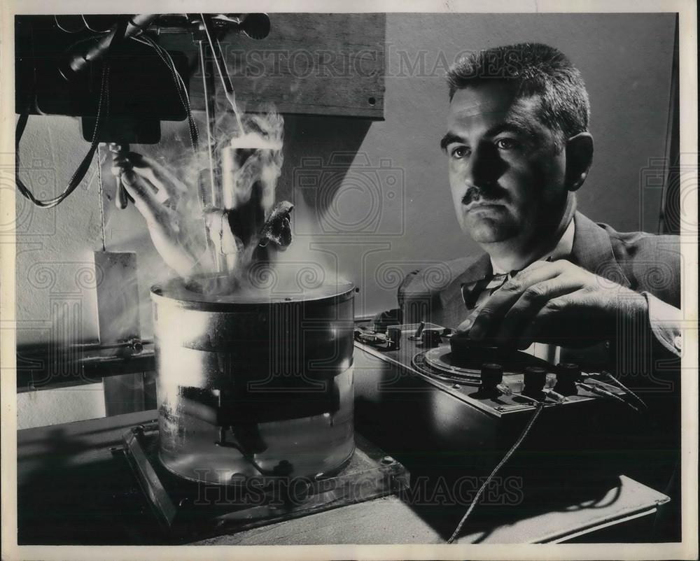 1953 Press Photo George Henry at NY&#39;s GE Research Labs ultrasonic experiment - Historic Images