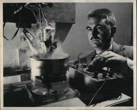 1953 Press Photo George Henry at NY's GE Research Labs ultrasonic experiment - Historic Images