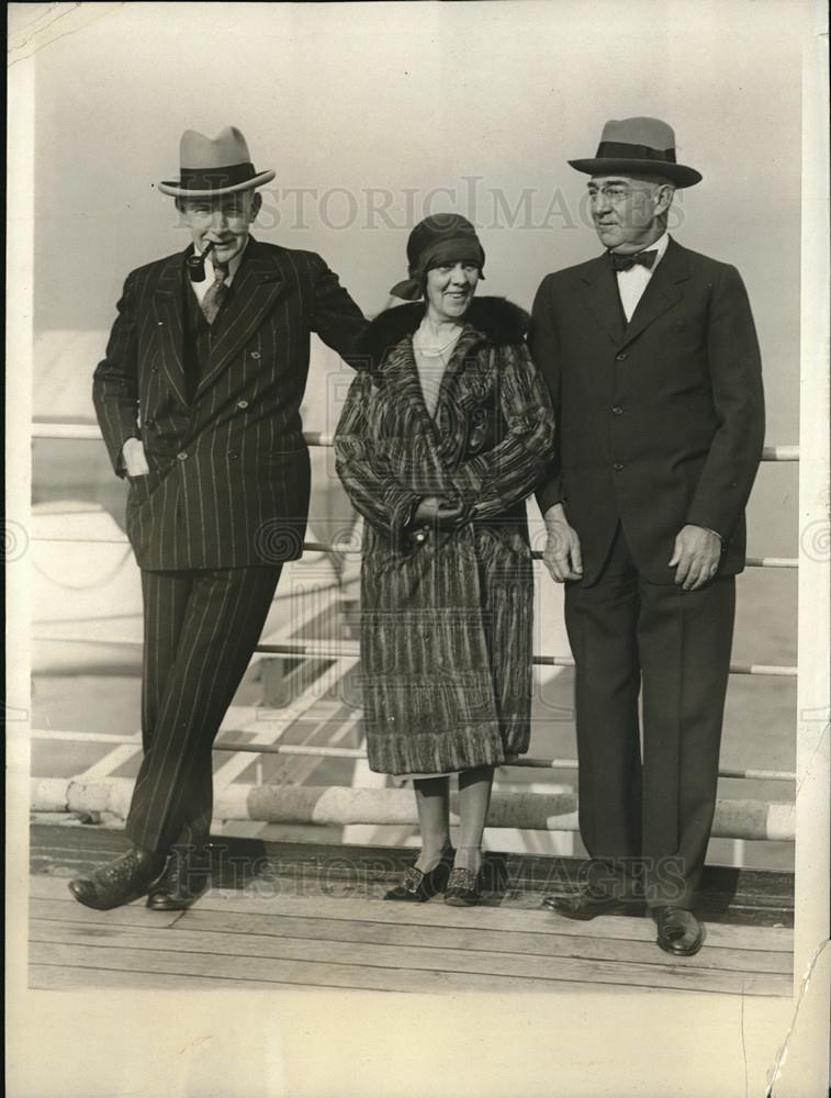 1929 Press Photo Charles G. Dawes Arrives in New York With Wife &amp; Thomas Cochran - Historic Images