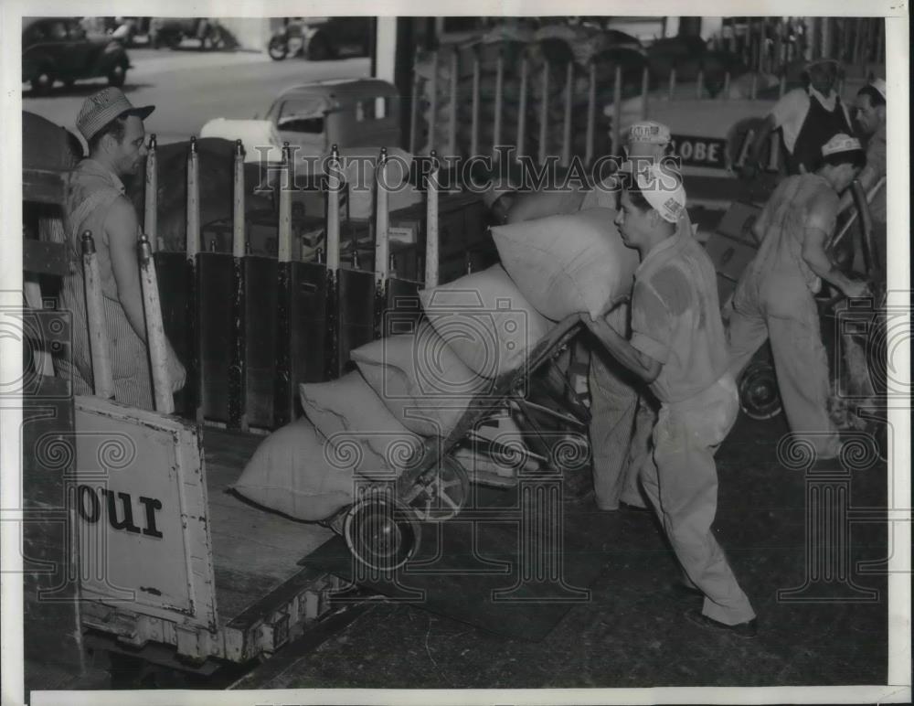 1939 Press Photo LA, Calif. flour trucks unloaded as war raises prices - Historic Images