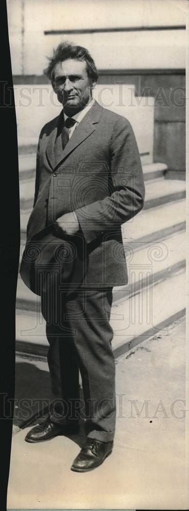 Press Photo McFadden standing outside of building - Historic Images