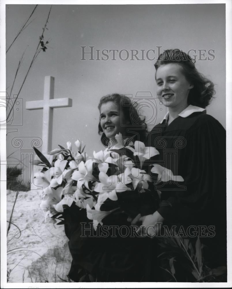 1950 Press Photo Two people at monument in Pensacola Beach Florida - Historic Images