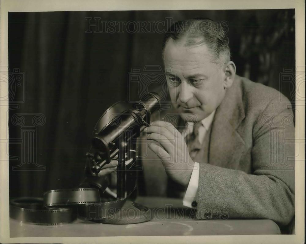 1930 Press Photo William Hoyt Peire examining Colorcraft film - neb62156 - Historic Images