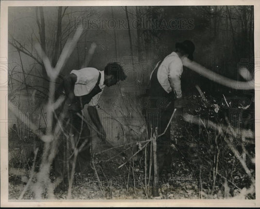 1938 Press Photo Volunteers fighting forest fire in International Falls MN - Historic Images
