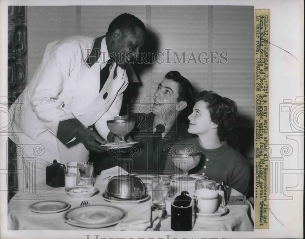 1951 Press Photo Honeymooners Jim &amp; Norma White, Waiter Jame Moulder - neb91450 - Historic Images