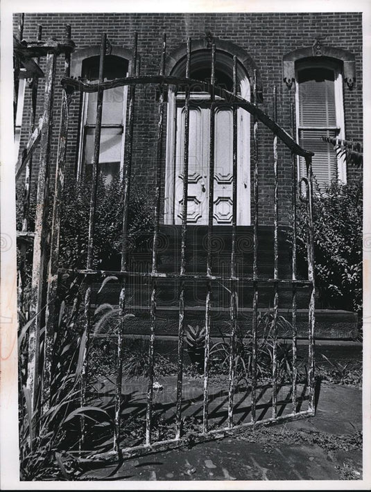 1979 Press Photo Iron Gate Stands Open Outside Home - Historic Images