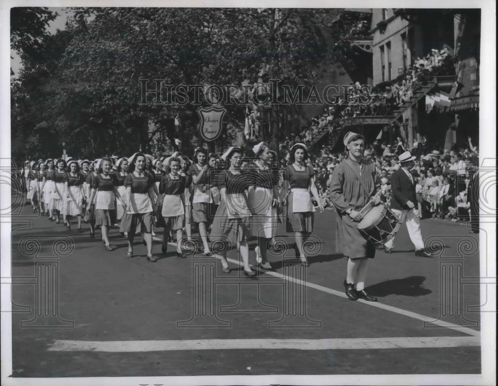 1943 Press Photo St Jean Baptiste day parade in Montreal, Canada - Historic Images