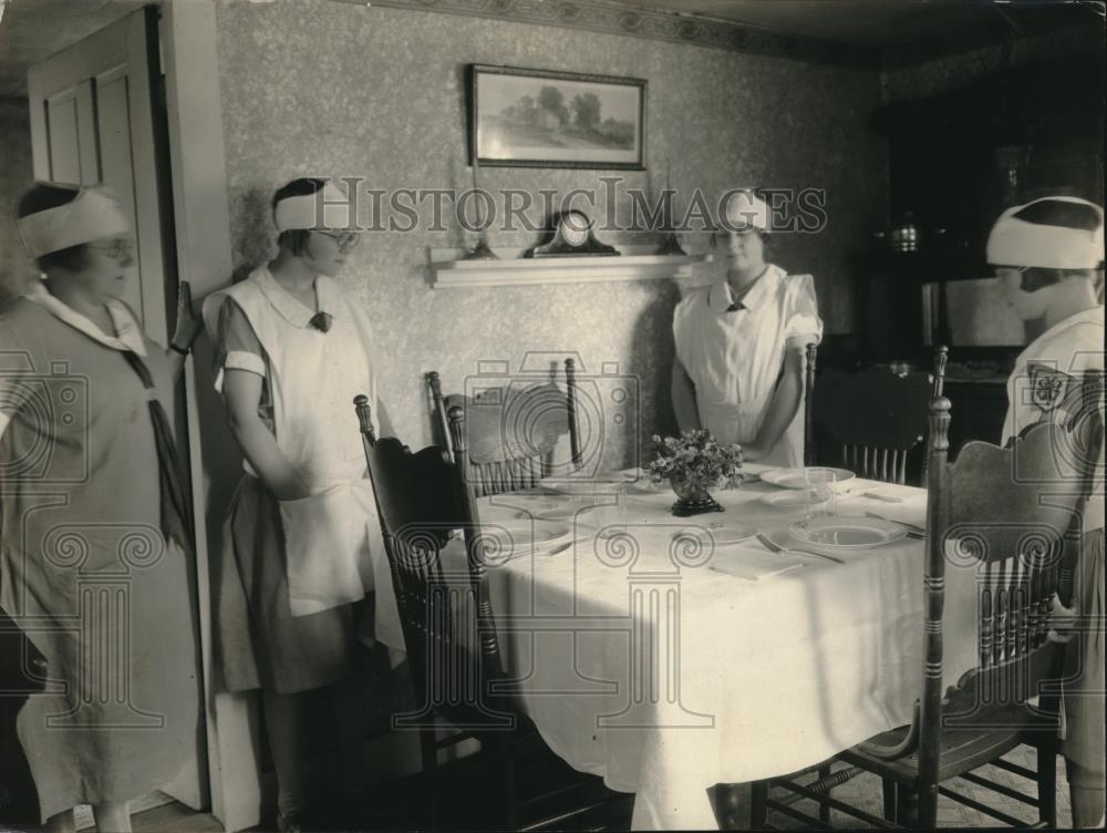 1930 Press Photo 4-H club girls learn to plan and serve well-balanced meals - Historic Images