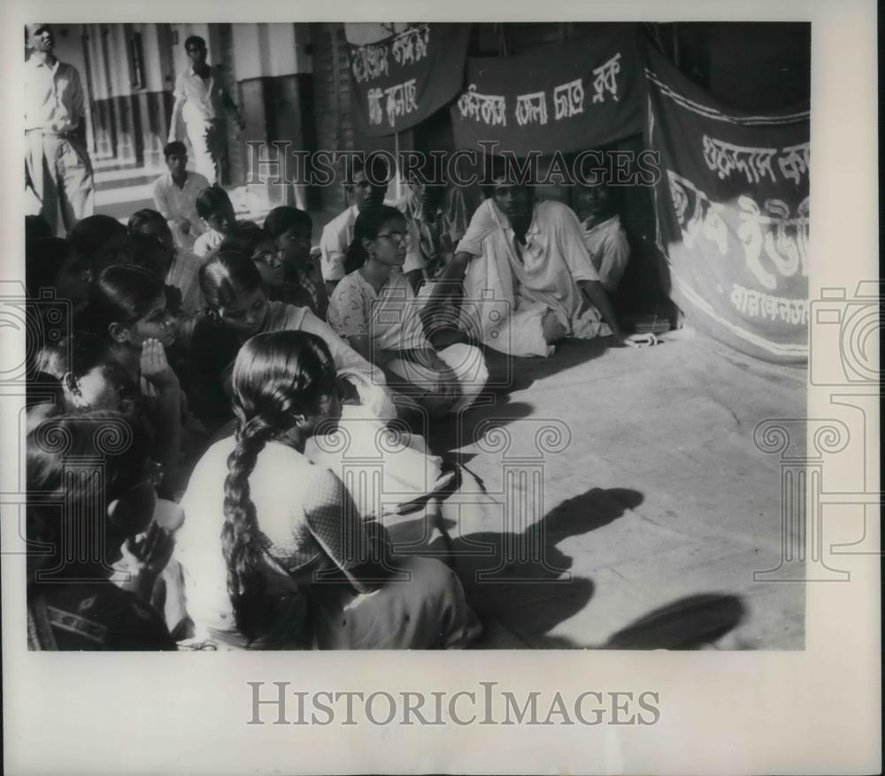 1961 Press Photo Calcutta, India Univer, students in sitdown strike - Historic Images