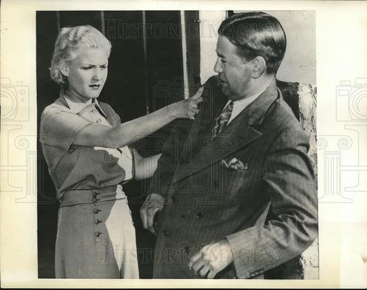1943 Press Photo New Rochelle, NY Marcelle E Manville & a reporter - Historic Images