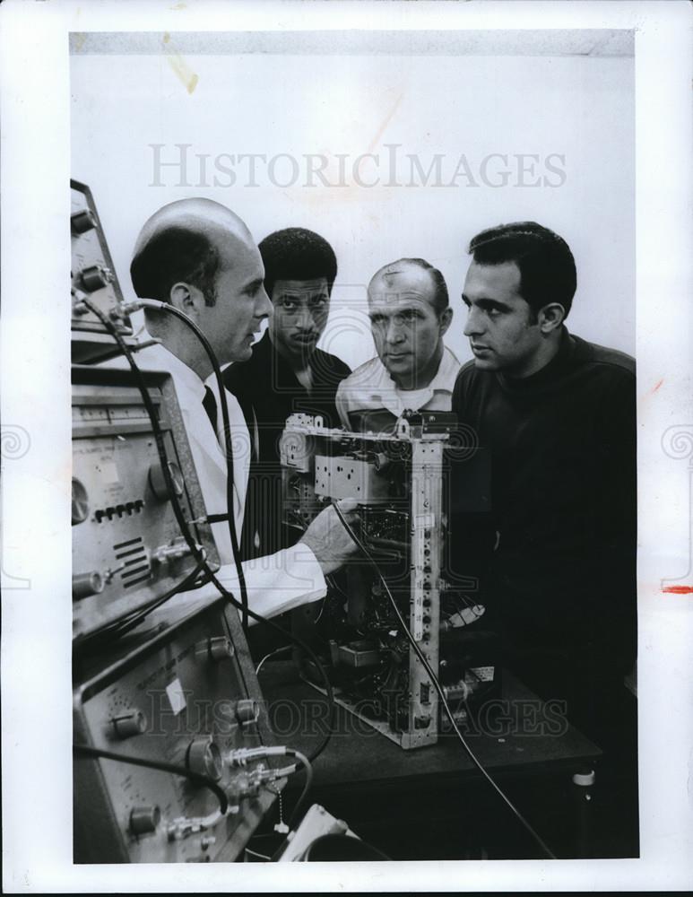 1969 Press Photo Instructor Arlen Lasley shows how to test color TV equipment - Historic Images