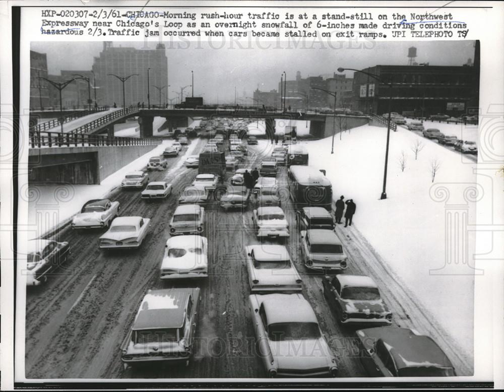 1961 Press Photo Overnight snowfall 6 inches Chicago morning rush hazardous - Historic Images