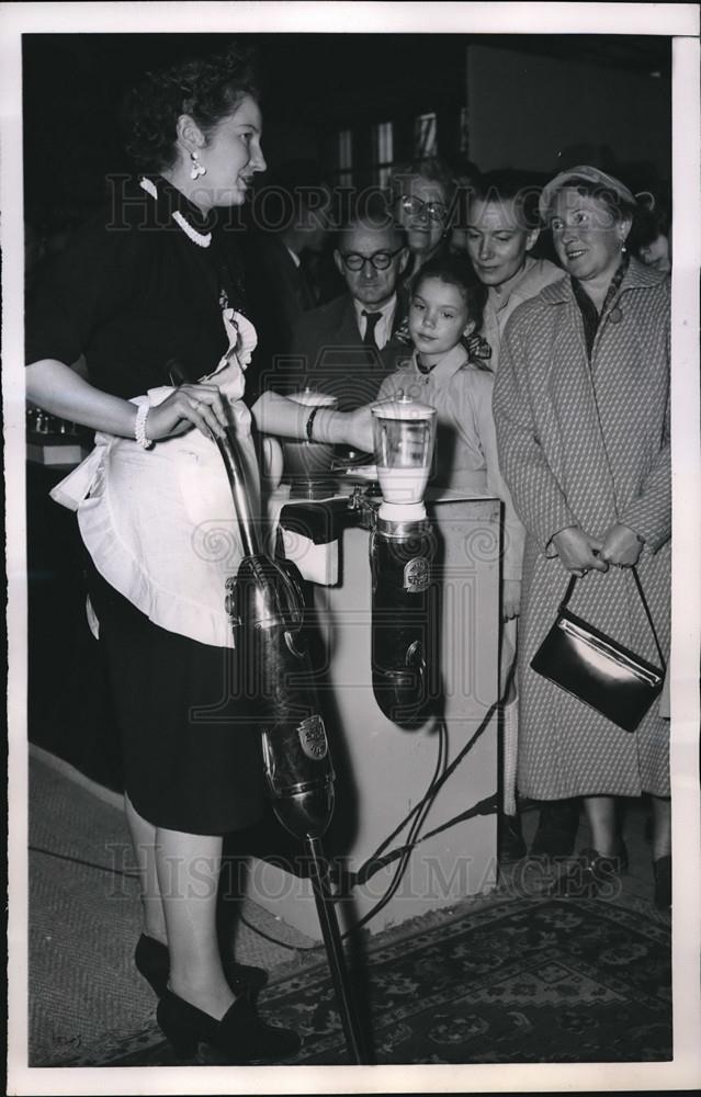 1954 Press Photo Rug Beater at Industrial Fair in British Sector of Berlin - Historic Images