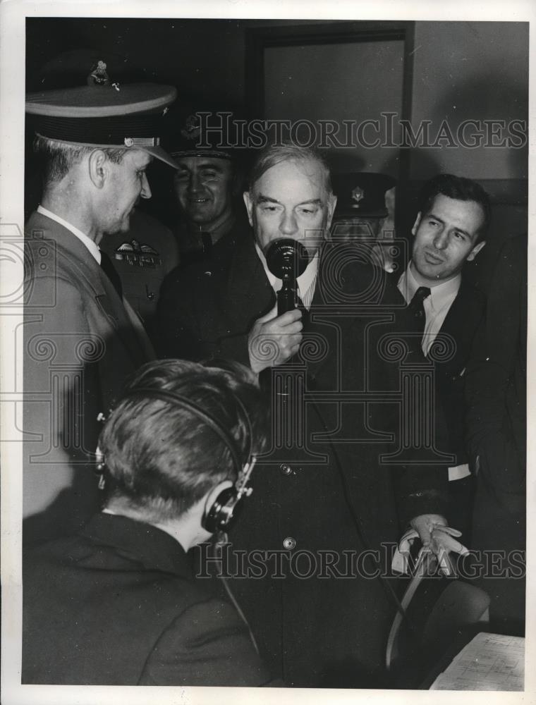 1941 Press Photo Rt Hon WL M King of Canada &amp; pilot WW McCallum - Historic Images